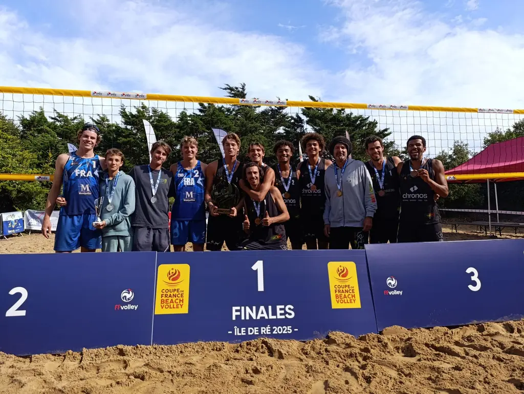 Équipe de beach-volley posant avec médailles et trophée aux Finales de la Coupe de France Beach Volley, Île de Ré 2025